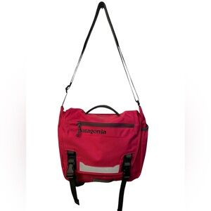 Patagonia Women’s Vintage Messenger Delivery Laptop Crossbody Shoulder Bag. Red